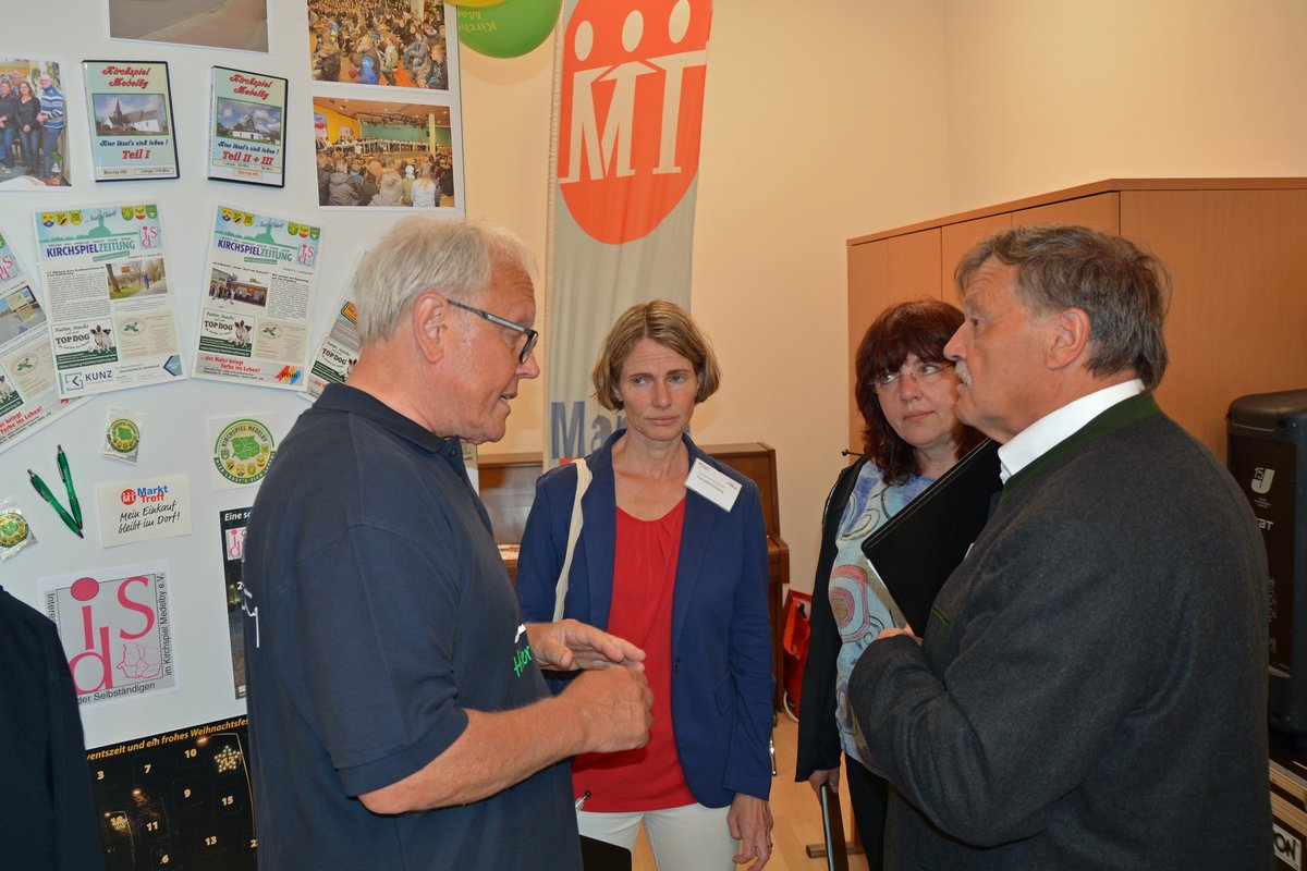Wilfried Bossen vom Medelby-Team im Gespräch mit Jurymitgliedern.