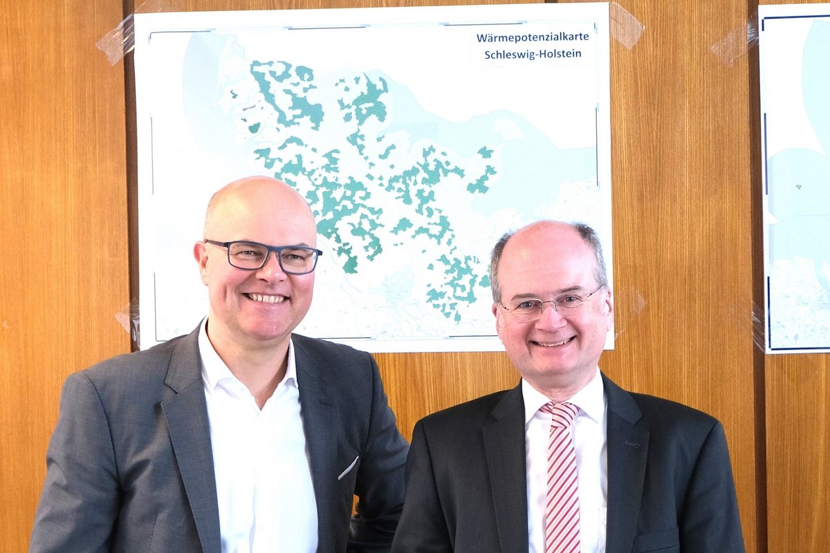 Zu sehen sind Energiewendeminister Tobias Goldschmidt und Landesgeschäftsführer Jörg Bülow, die gemeinsam das neue gegründete Wärmekompetenzzentrum vorgestellt haben. 