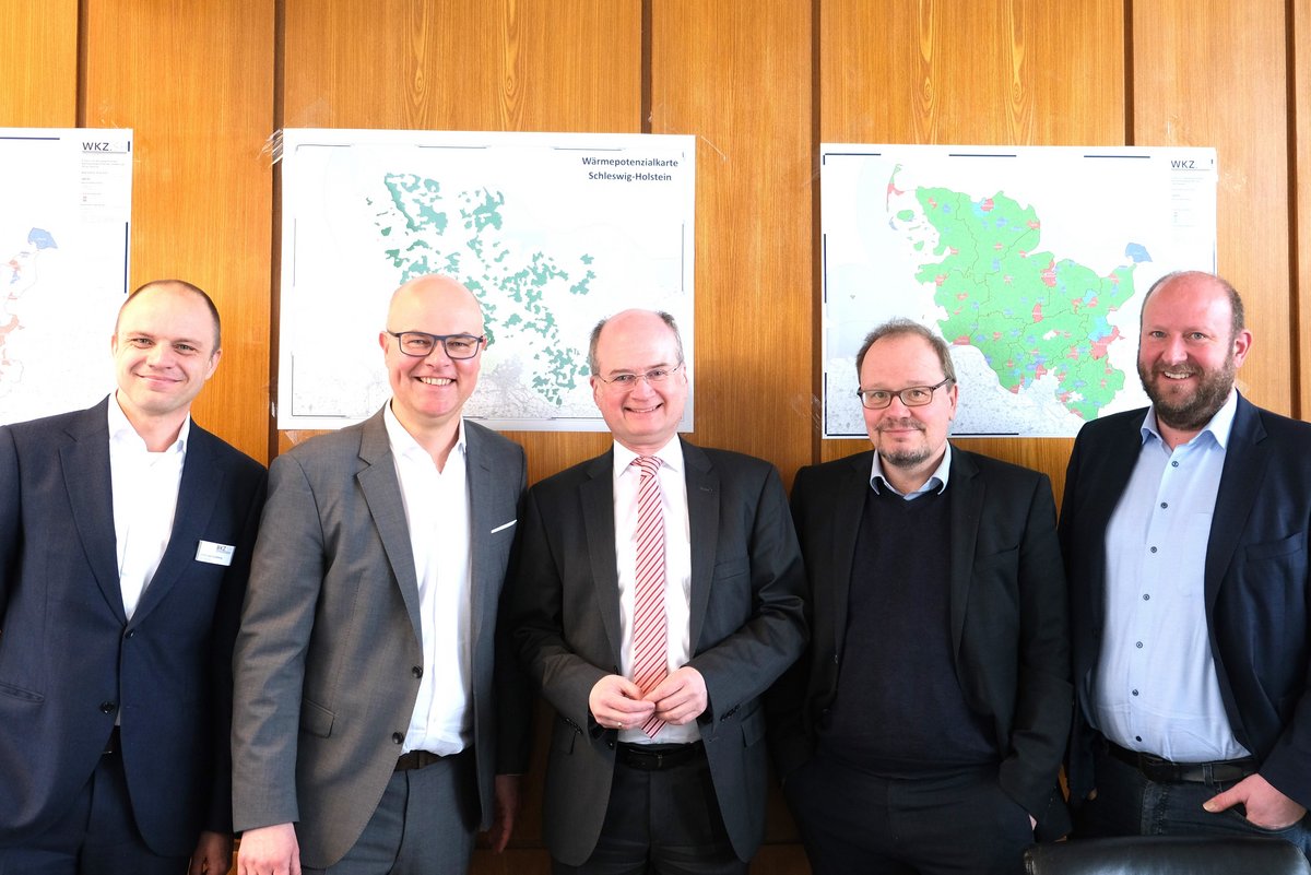 Zu sehen sind Johannes Lüneberg (BKZ und WKZ), Minister Tobias Goldschmidt, Jörg Bülow (SHGT), Marc Ziertmann (Städteverband) und Dr. Sönke Schulz (LKT), die sich über den Start des Wärmekompetenzzentrums freuen.
