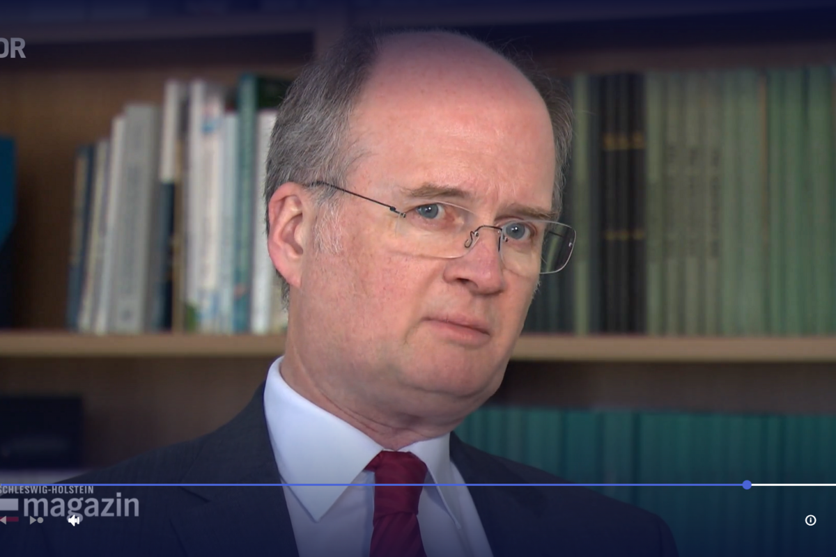 Zu sehen ist der SHGT-Geschäftsführer Jörg Bülow, der vom NDR zum Thema Sondervermögen des Bundes interviewt wird.