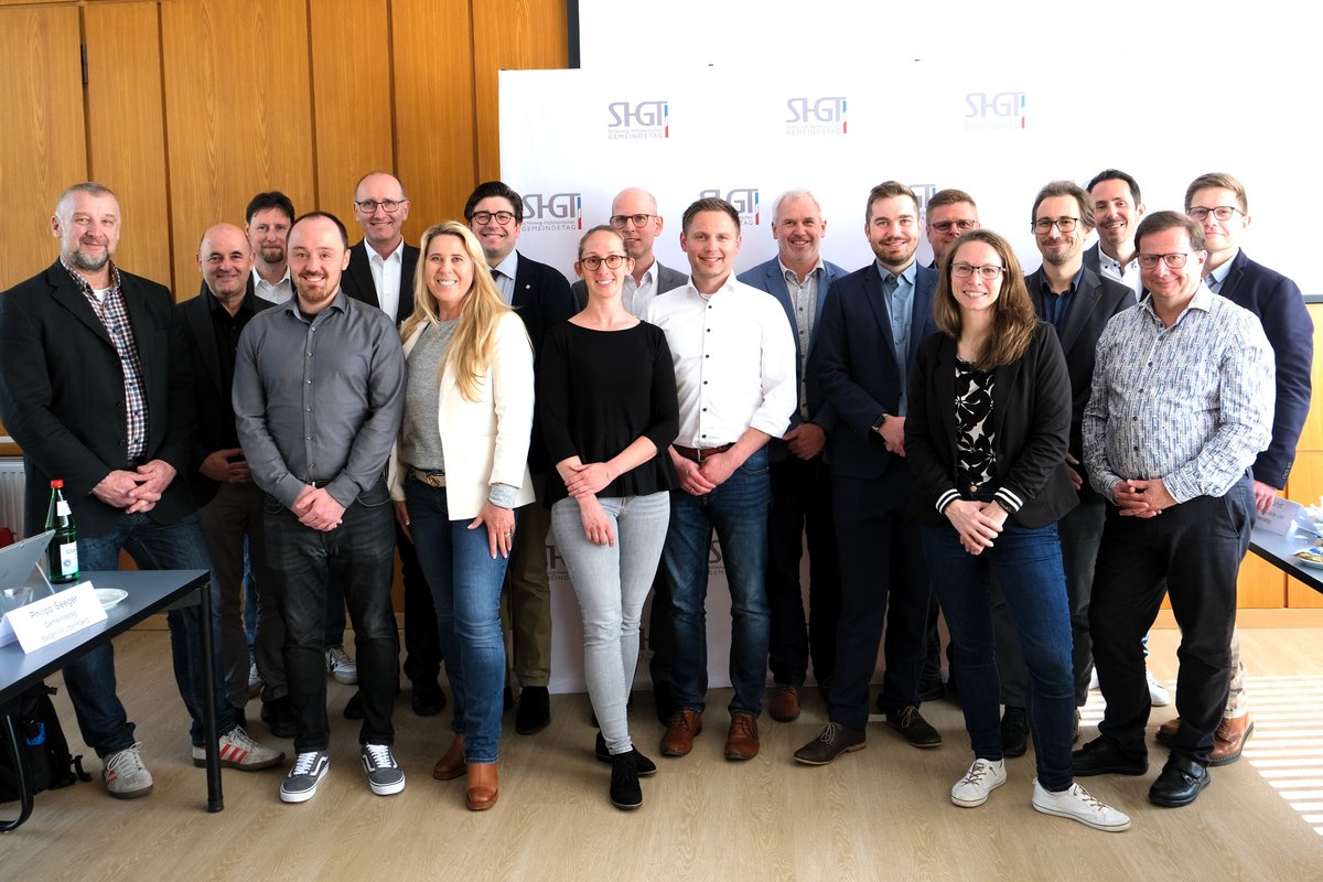 Zu sehen sind die Finanzreferenten der Städte- und Gemeindebünde, die sich in Kiel zu einem Erfahrungsaustausch getroffen haben.