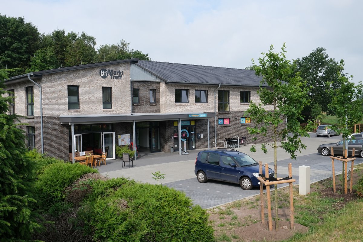 Das Gebäude des MarktTreffs in Brekendorf wirkt einladend und modern.