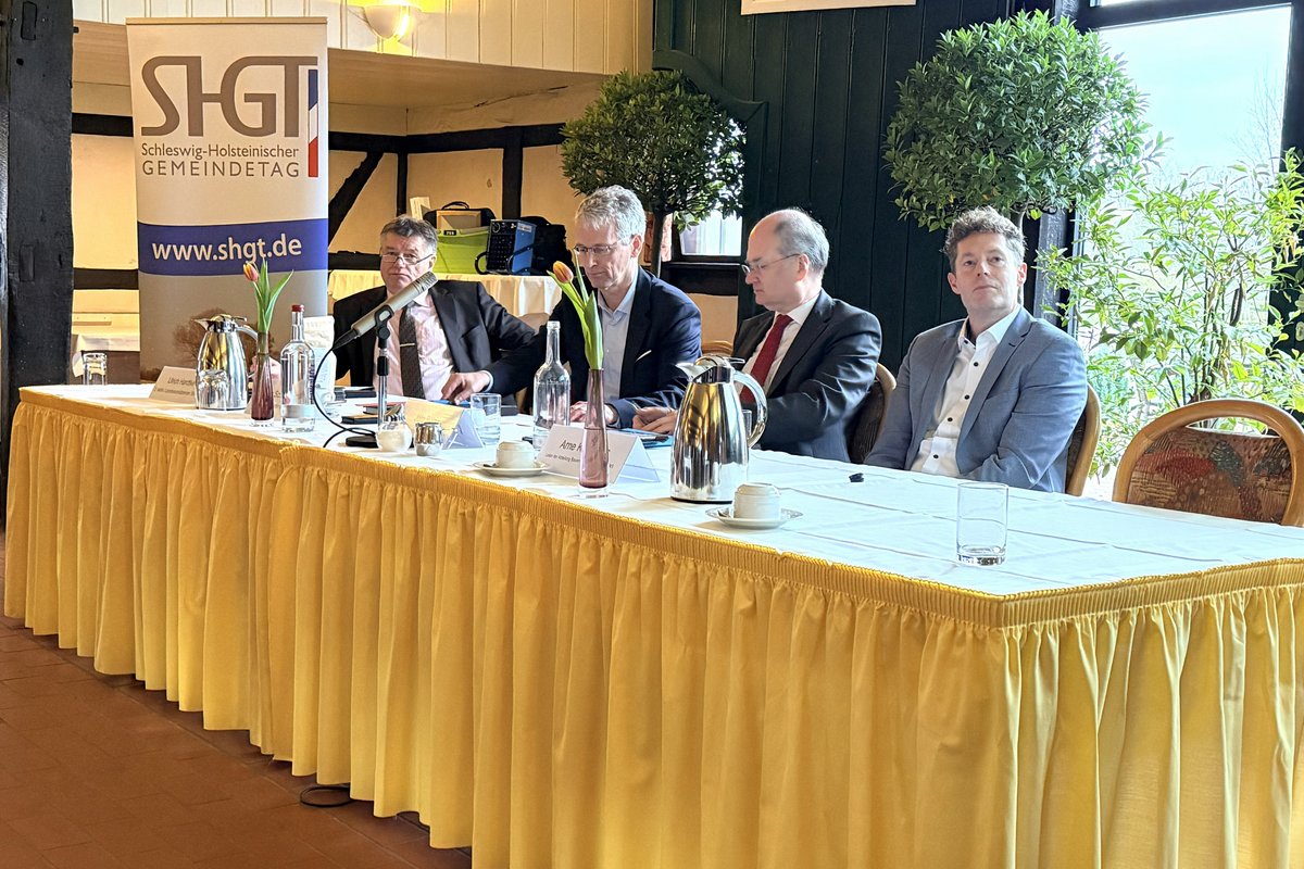 Podium mit dem 2. stellv. Landesvorsitzenden Ulrich Hardtke (v.l.), dem Landesvorsitzenden Thomas Schreitmüller, dem Landesgeschäftsführer Jörg Bülow und Arne Kleinhans, Abteilungsleiter für Bauen und Wohnen im Innenministerium.