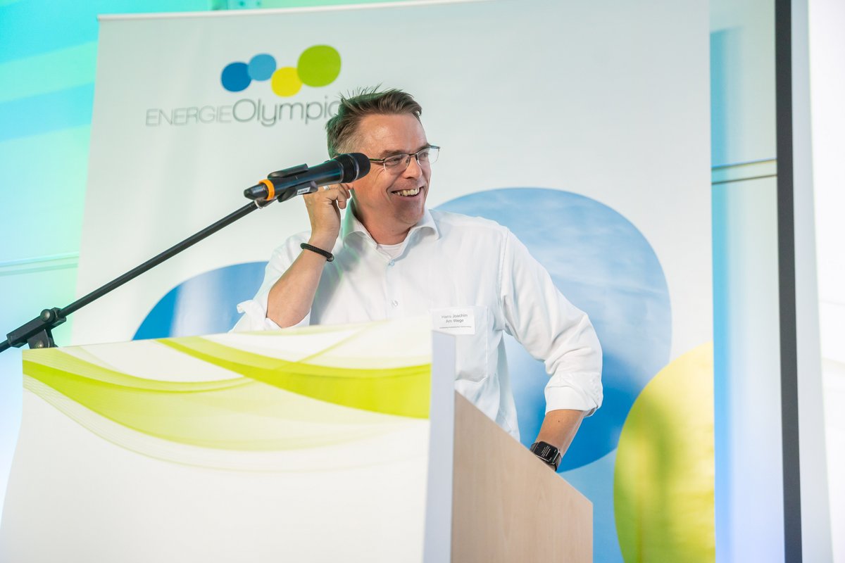 SHGT-Referent Hans Joachim Am Wege hat den Preisträgern der EnergieOlympiade gratuliert.