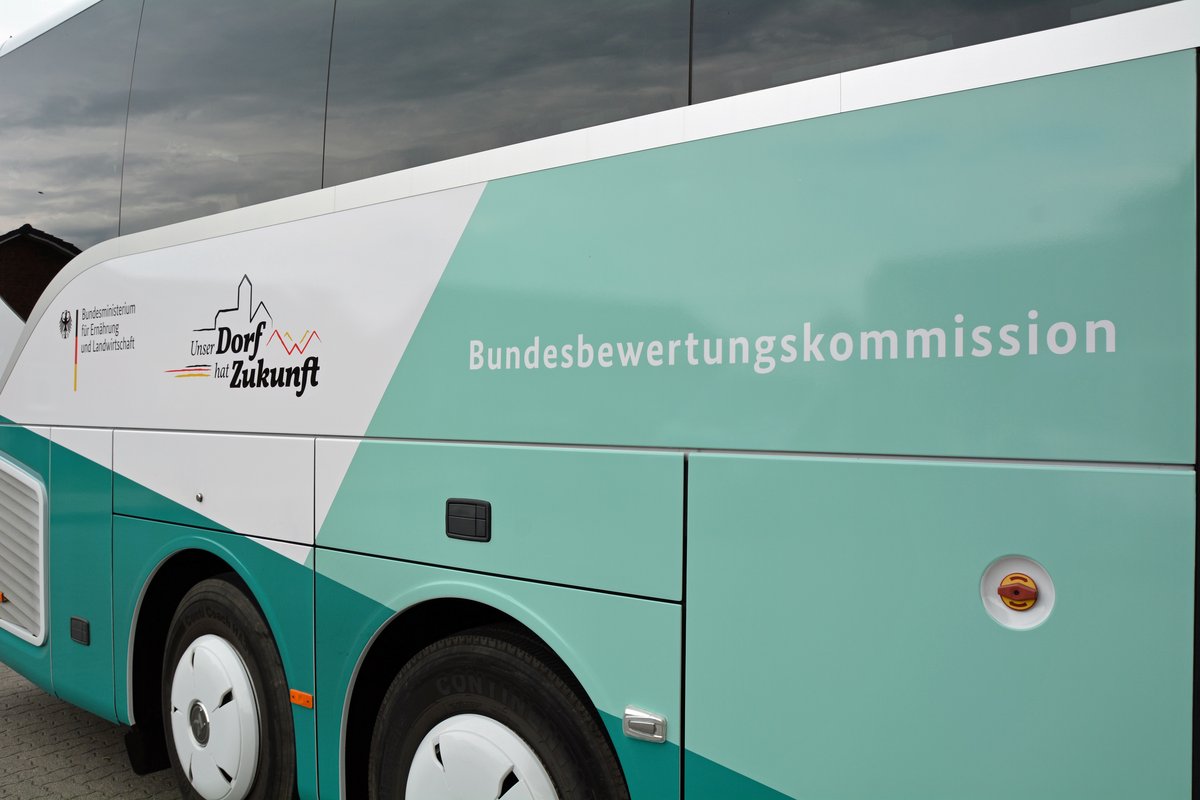 Der Jurybus des Bundes-Wettbewerbs "Unser Dorf hat Zukunft".