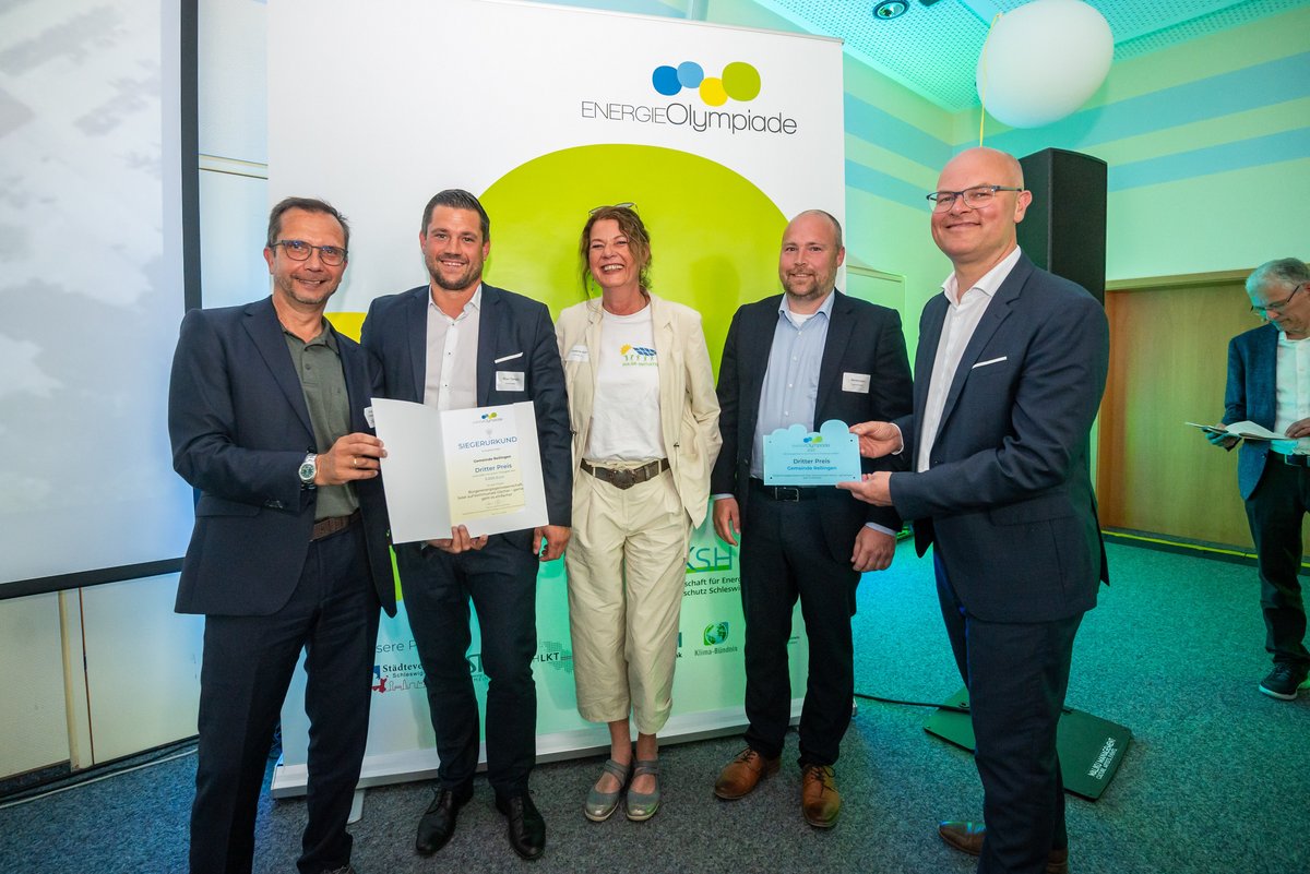 EKSH-Geschäftsführer Prof. Dr.-Ing. Frank Osterwald (l.) und Umweltminister Tobias Goldschmidt (r.) überreichen den Preis an die Vertreter der Gemeinde Rellingen.