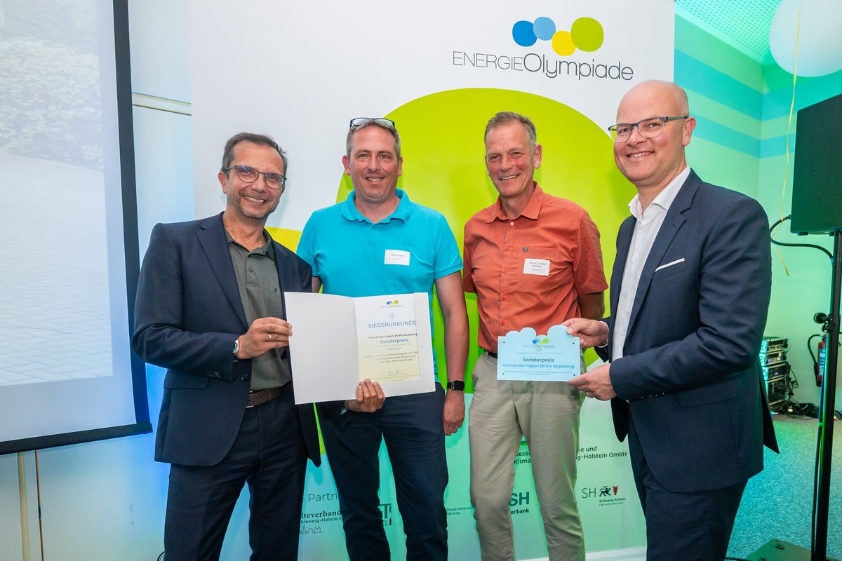 EKSH-Geschäftsführer Prof. Dr.-Ing. Frank Osterwald (l.) und Umweltminister Tobias Goldschmidt (r.) überreichen den Preis an die Vertreter der Gemeinde Hagen.