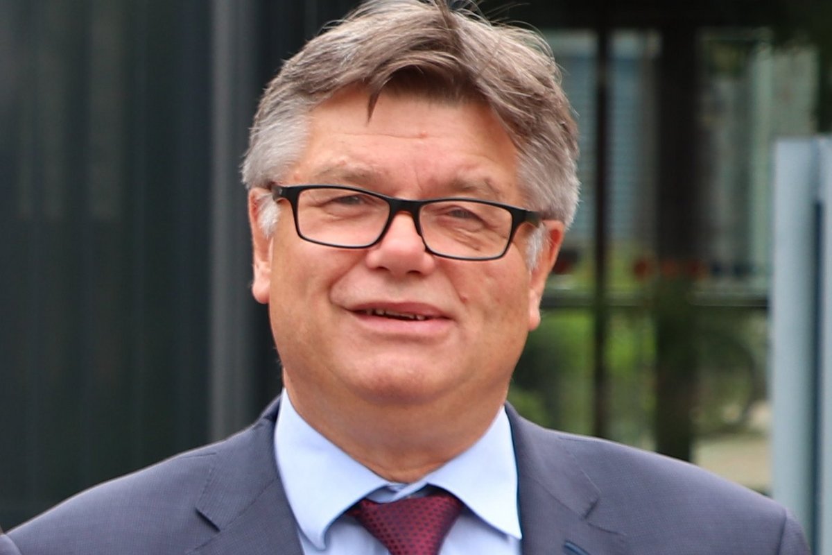 Zu sehen ist Ulrich Hardtke, 2. stellvertretender Landesvorsitzender des Gemeindetages, der vom NDR zum Kinderbuch op Platt interviewt worden ist.