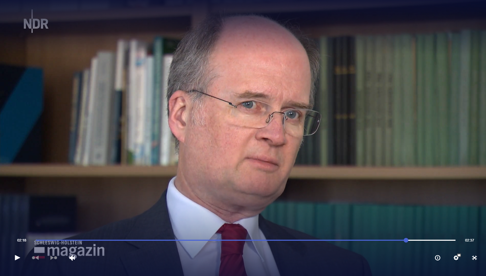 Zu sehen ist der SHGT-Geschäftsführer Jörg Bülow, der vom NDR zum Thema Sondervermögen des Bundes interviewt wird.